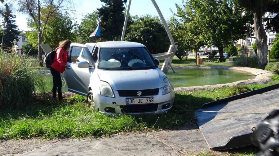 Antalya’da Otomobil Süs Havuzuna Uçtu: Çekici Çaresiz Kalınca Yöntemi Vatandaş Buldu