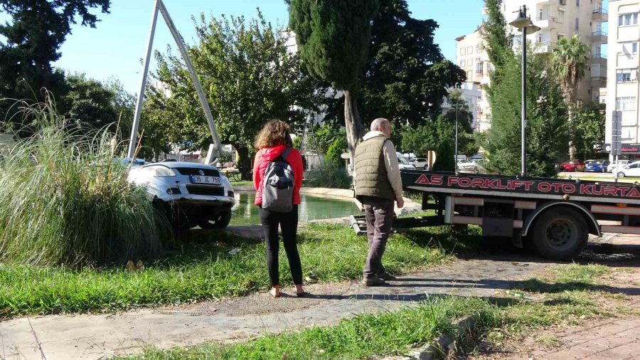 Antalya’da Otomobil Süs Havuzuna Uçtu: Çekici Çaresiz Kalınca Yöntemi Vatandaş Buldu