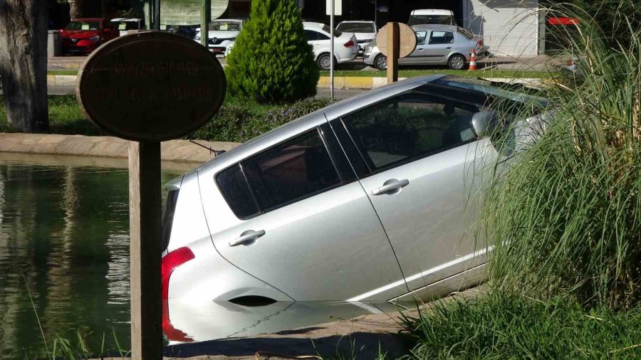 Antalya’da Otomobil Süs Havuzuna Uçtu: Çekici Çaresiz Kalınca Yöntemi Vatandaş Buldu