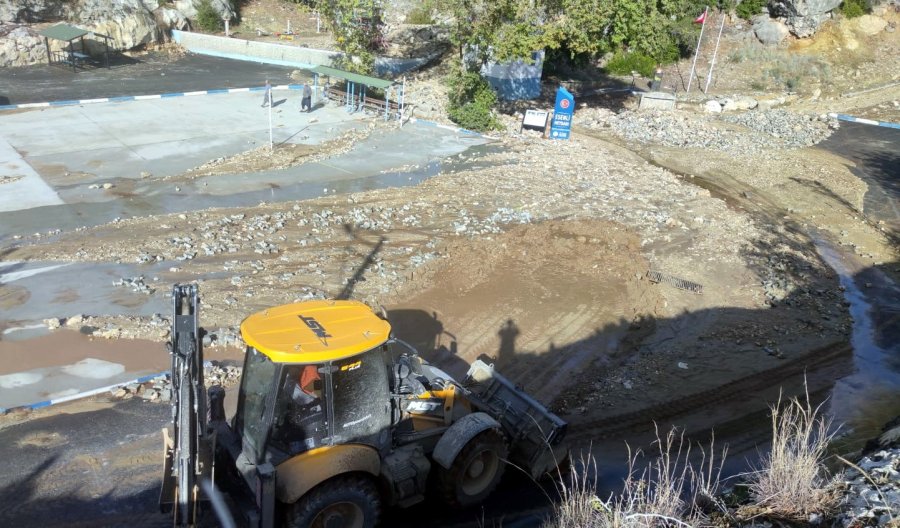 Akdeniz Belediyesi Ekipleri Vatandaşların Yardımına Koştu