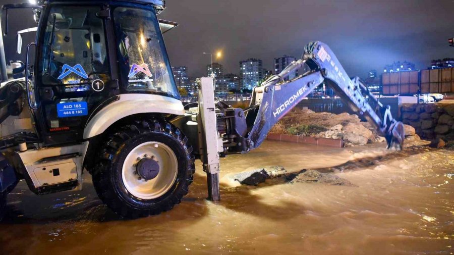 Yağışın Etkili Olduğu Mersin’de Ekipler Gece Boyunca Çalıştı