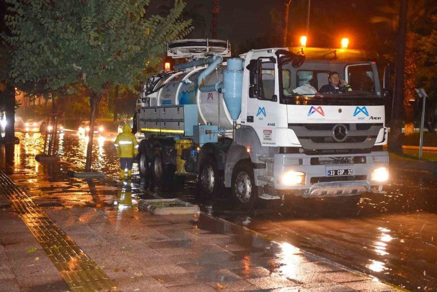 Yağışın Etkili Olduğu Mersin’de Ekipler Gece Boyunca Çalıştı