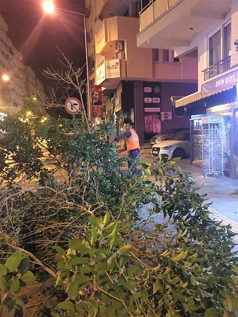 Büyükşehir Ekiplerinin Fırtına Mesaisi