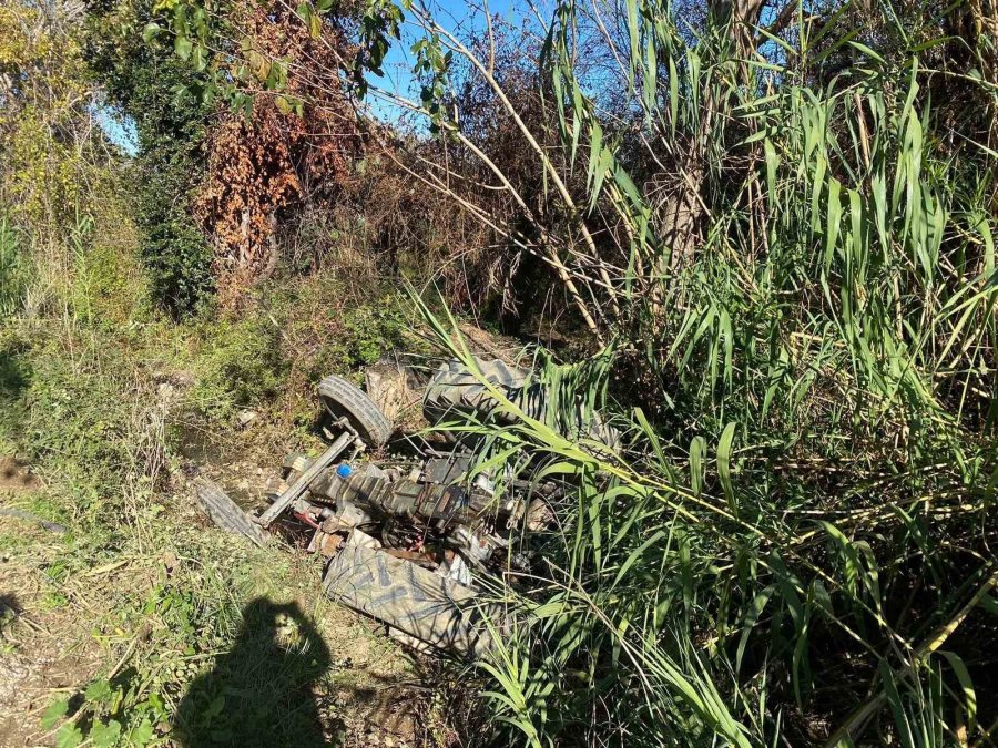 Antalya’da Traktörün Altında Kalan Sürücü Yaralandı