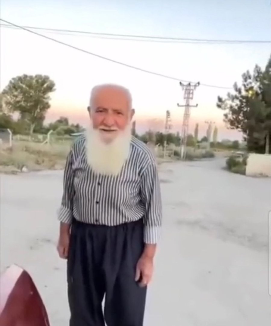 Ayasofya’da Kedi Sevdiği Video İle Viral Olan Ahmet Amca: “kediye Canım Kaynadı Sevdim, Beni Filme Almışlar”