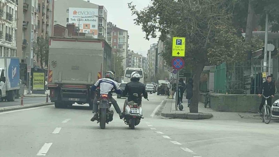 Bozulan Motosikleti Ayağıyla İttirerek Götürdü