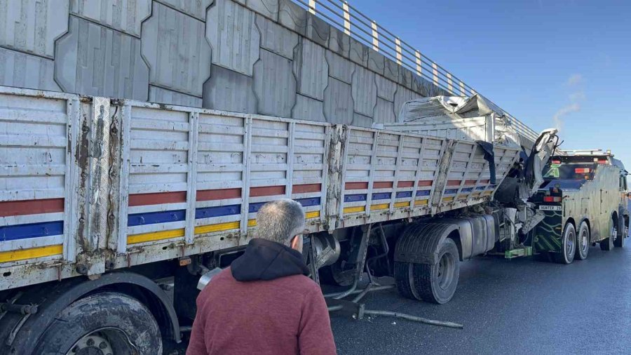 Köprüden Aşağı Uçan Tırların Sürücüleri Ağır Yaralandı