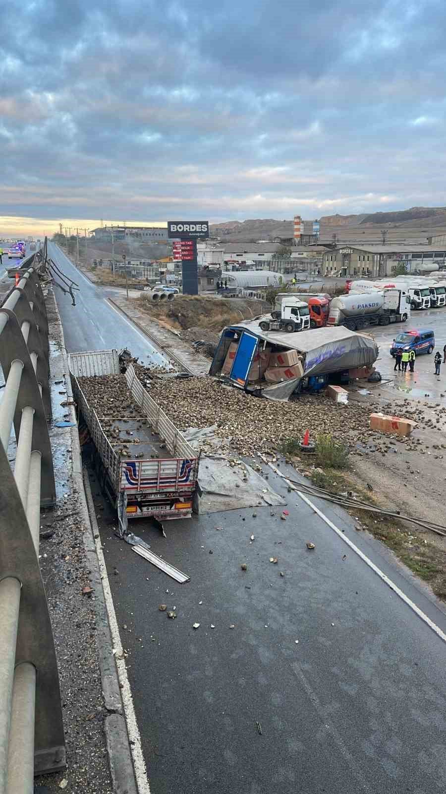 Köprüden Aşağı Uçan Tırların Sürücüleri Ağır Yaralandı