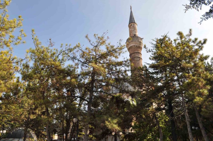 Eskişehir’de Yüzyıllardır Ayakta Kalan Tarihi Cami Vatandaşları Cezbediyor