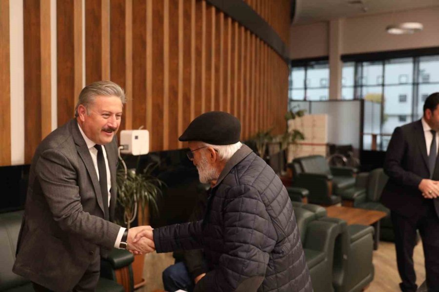 Başkan Palancıoğlu, Veznede Emlak Vergisini Ödedi