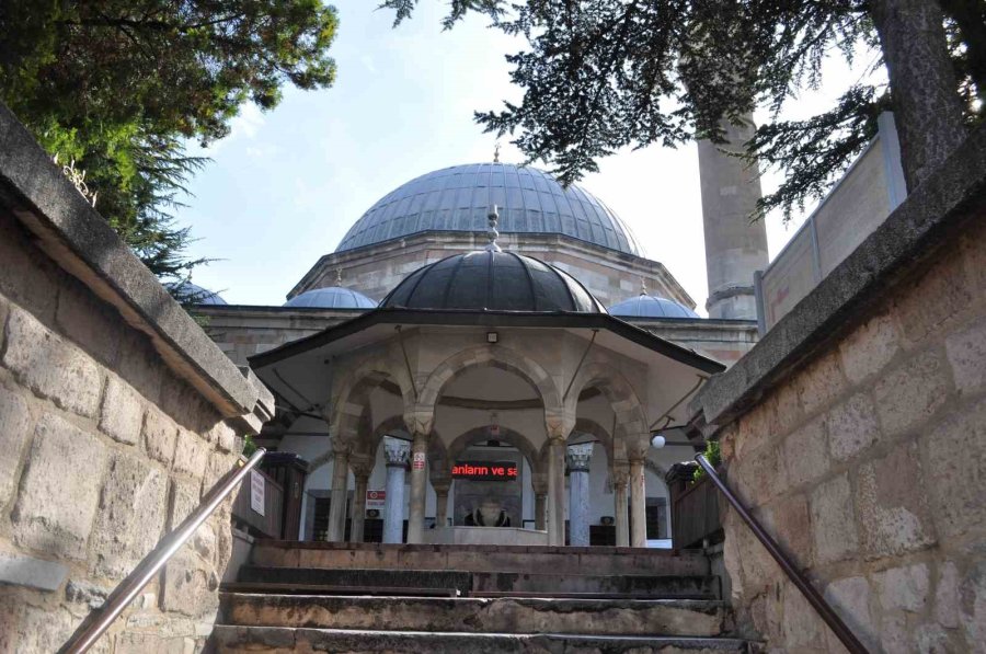 Eskişehir’de Yüzyıllardır Ayakta Kalan Tarihi Cami Vatandaşları Cezbediyor