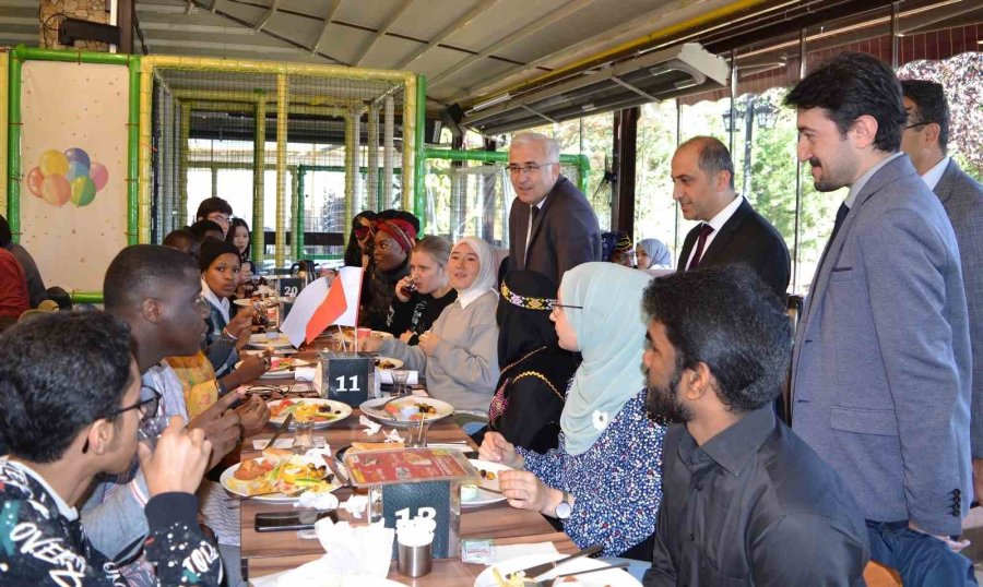 Türkçe Hazırlık Eğitimi Alan Öğrenciler Tanışma Kahvaltısında Bir Araya Geldi