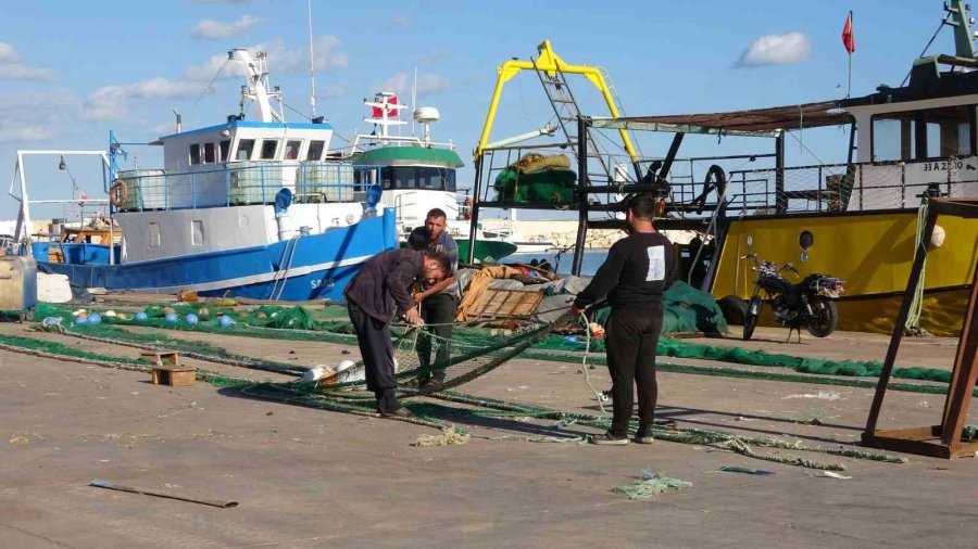 Akdeniz’de Fırtına Sonrası Tekneler Açılmaya Başladı