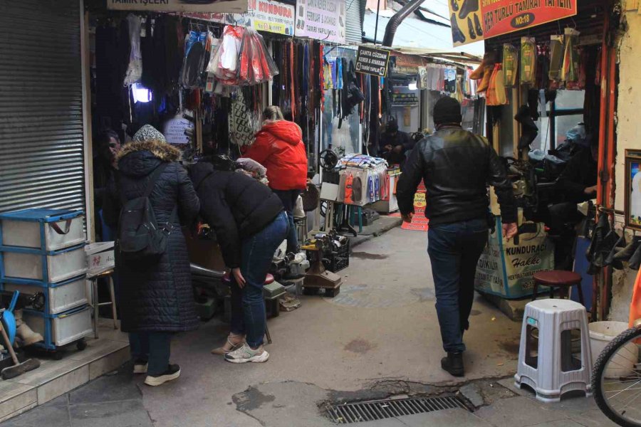 Ekmeğini Kazanma Peşinde Olan Esnaf Soğuğa Kendi Yöntemleriyle Çare Buluyor