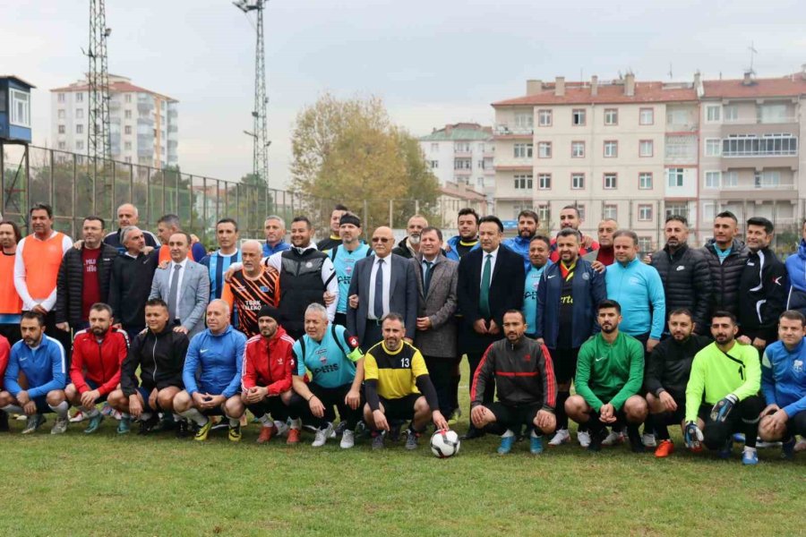 Öğretmenler Derste Değil, Yeşil Sahada Ter Döktü