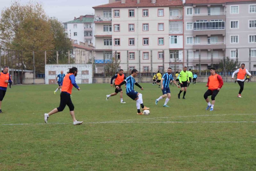 Öğretmenler Derste Değil, Yeşil Sahada Ter Döktü