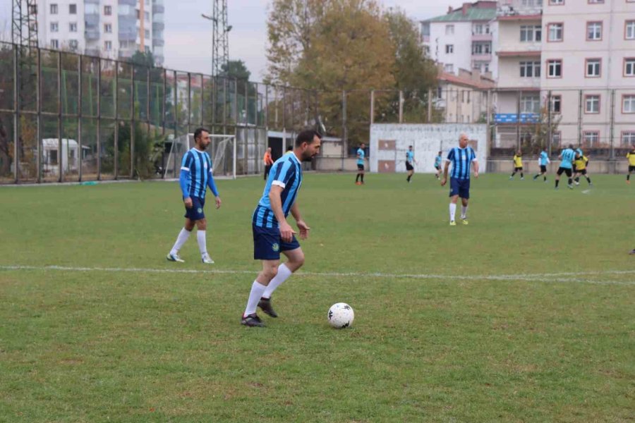 Öğretmenler Derste Değil, Yeşil Sahada Ter Döktü