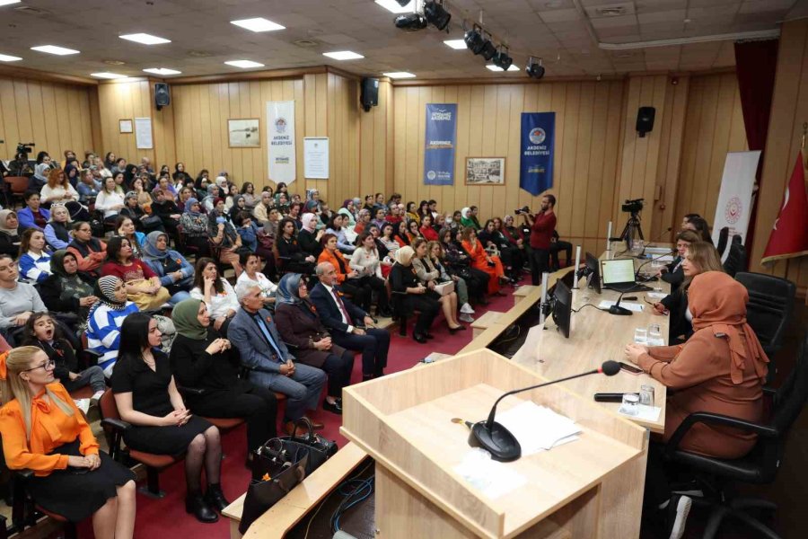 Mersin’de ’türkiye Yüzyılında Güçlü Kadın Güçlü Toplum’ Paneli