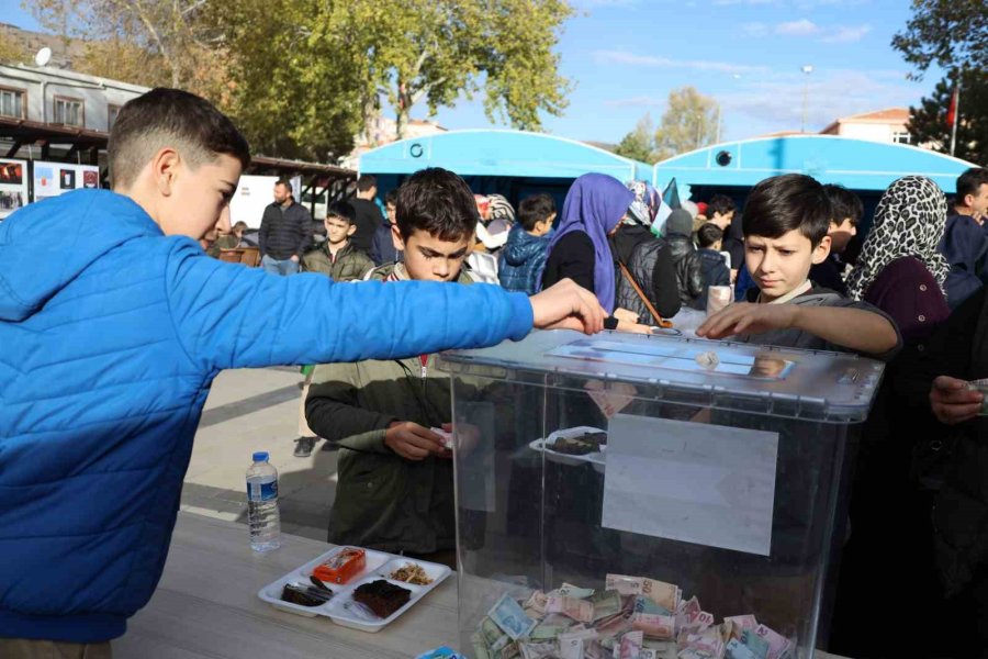 Başkan Öztürk Filistin İçin Düzenlenen Panayıra Destek Verdi