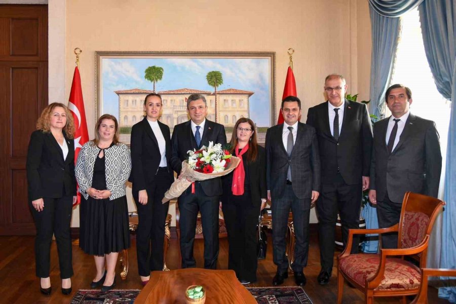 Antalya’da Öğretmenler Günü Kutlandı