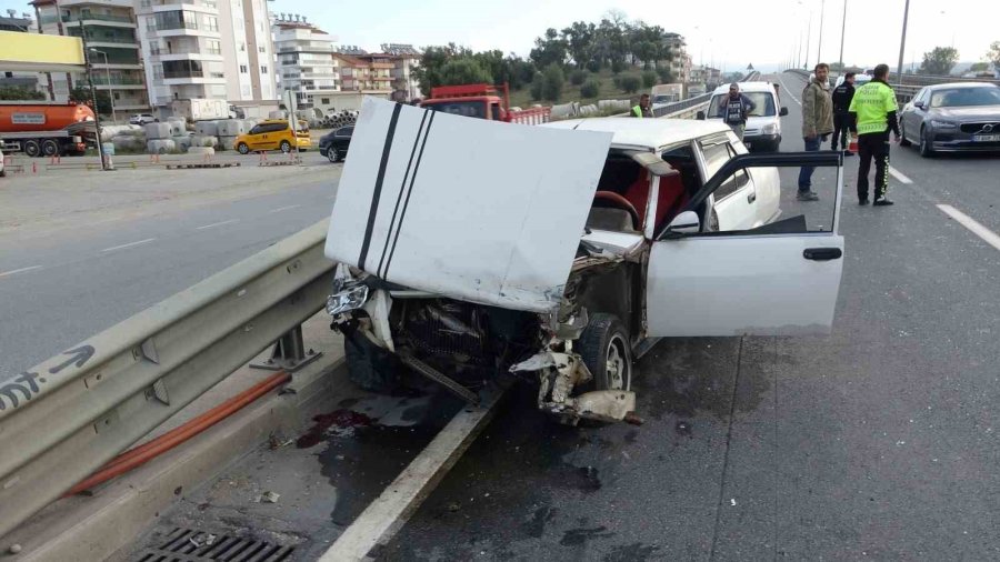 Bariyerlere Çarpan Otomobil Yola Fırlayan Sürücüsünü Ezdi