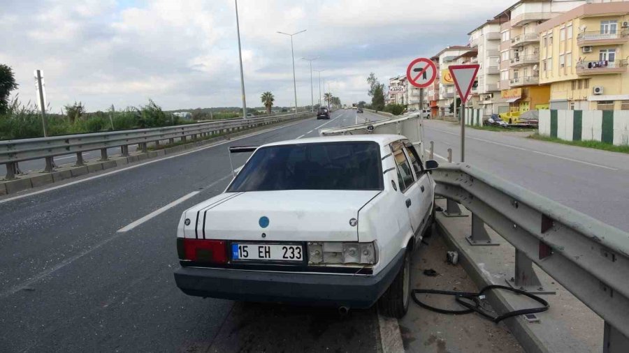 Bariyerlere Çarpan Otomobil Yola Fırlayan Sürücüsünü Ezdi