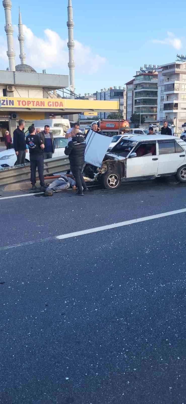 Bariyerlere Çarpan Otomobil Yola Fırlayan Sürücüsünü Ezdi