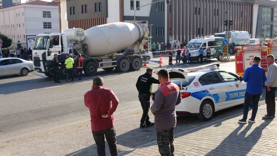 Beton Mikserinin Motosikletliyi Ezmesi Anbean Görüntülendi