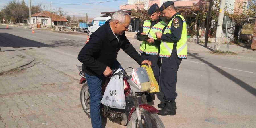 Ehliyetsiz, Plakasız Ve Kasksız Yakalandı, “görmeyiverin Ne Olacak” Dedi