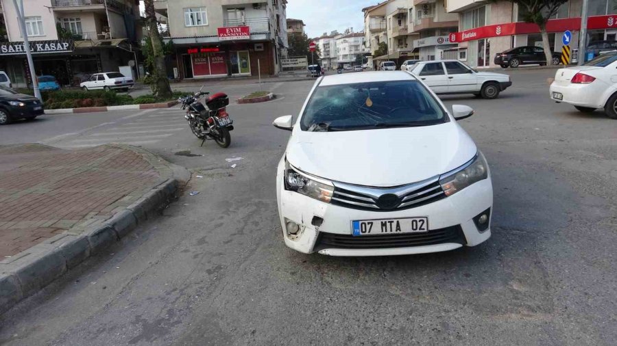 Çarpıştığı Otomobilin Camına Başını Çarpan Motosikletli Ağır Yaralandı