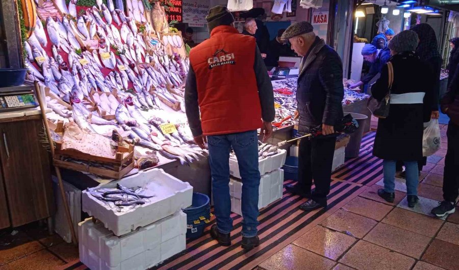 Vatandaşlar Soğuğa Rağmen Balık Sırasında