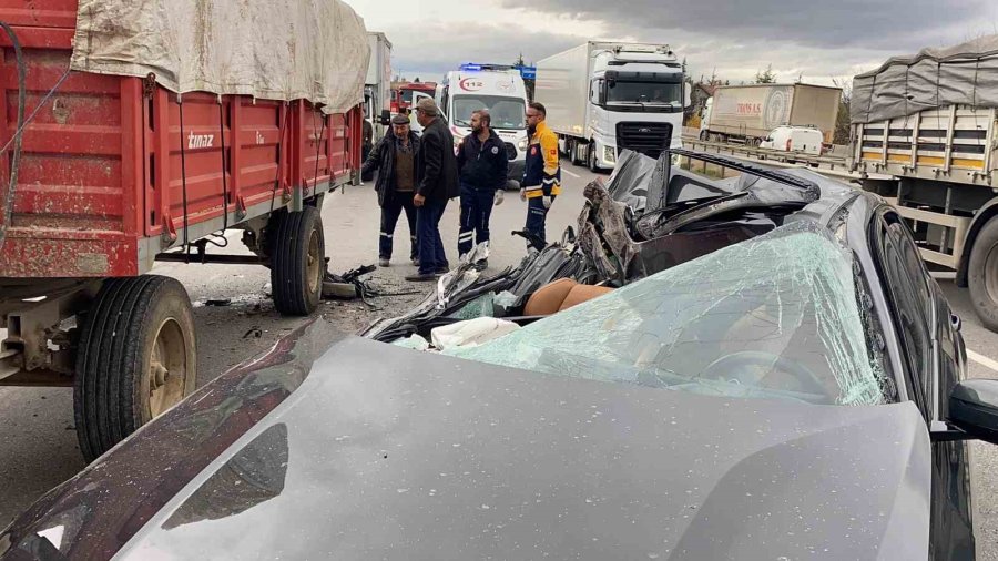 Pancar Yüklü Römorka Çarpan Otomobilin Sürücüsü Yaralandı