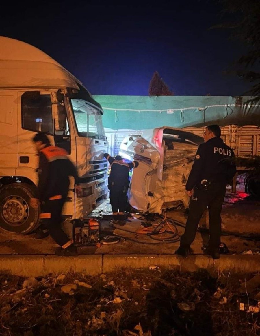 Rahatsızlanan Sürücü Park Halindeki 3 Tıra Çarptı