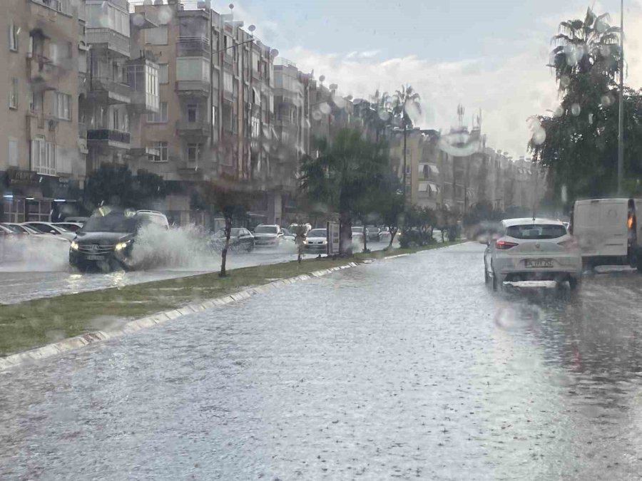 Antalya Yağmura Teslim: Göle Dönen Yolda Halk Otobüsünü Su Bastı