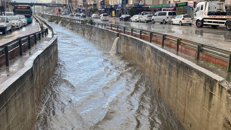 Antalya Yağmura Teslim: Göle Dönen Yolda Halk Otobüsünü Su Bastı