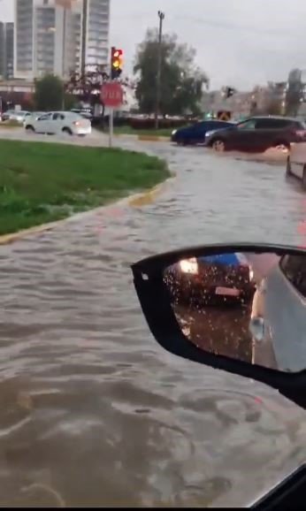 Antalya Yağmura Teslim: Göle Dönen Yolda Halk Otobüsünü Su Bastı