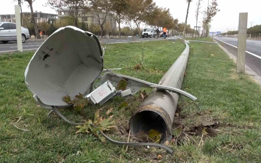 Aksaray’da Şiddetli Fırtına Ağaçları Söktü, Tabelaları Devirdi, Çatıları Uçurdu