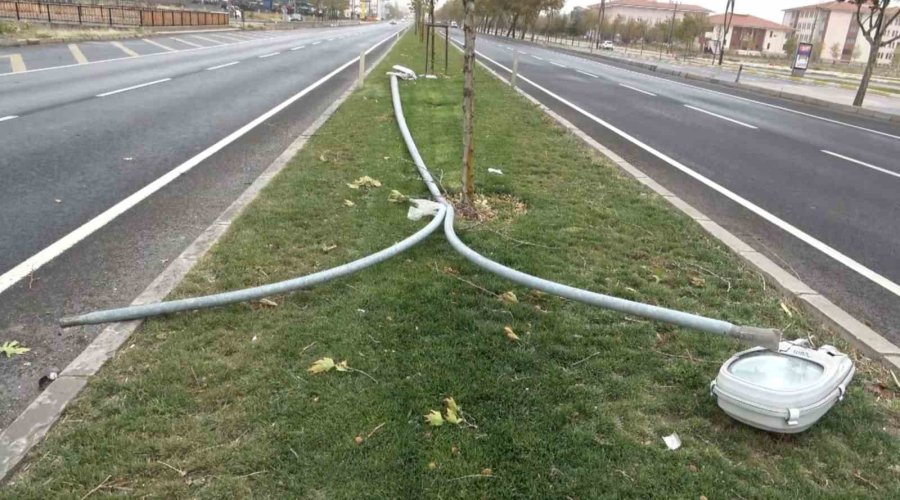 Aksaray’da Şiddetli Fırtına Ağaçları Söktü, Tabelaları Devirdi, Çatıları Uçurdu