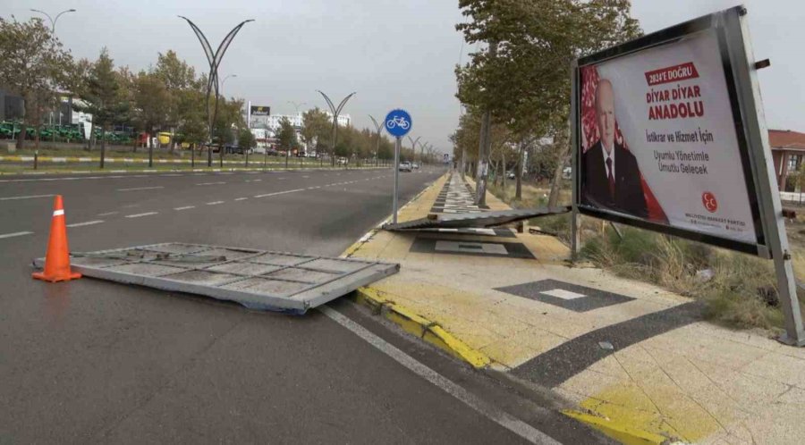 Aksaray’da Şiddetli Fırtına Ağaçları Söktü, Tabelaları Devirdi, Çatıları Uçurdu