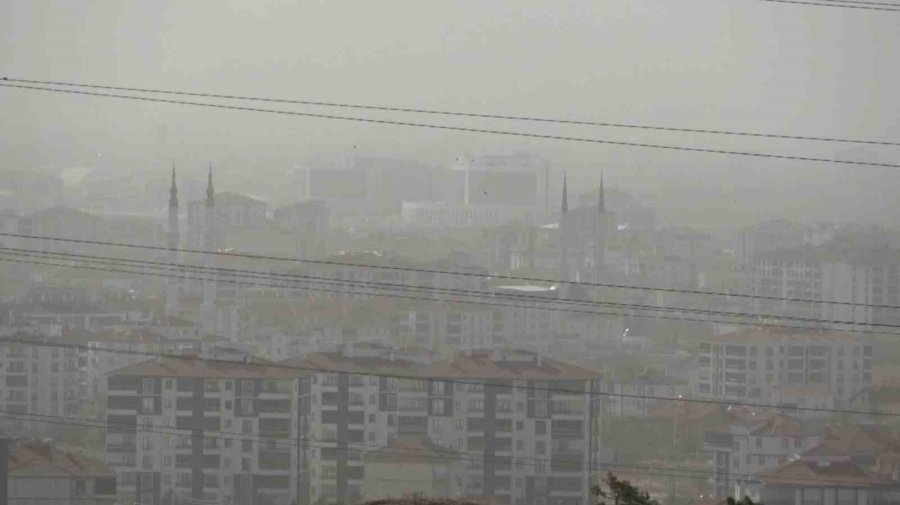 Aksaray’da Şiddetli Fırtına Ağaçları Söktü, Tabelaları Devirdi, Çatıları Uçurdu