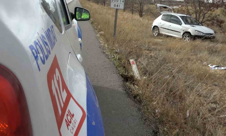 Şarampole Düşen Otomobilde Baba Ve 11 Yaşındaki Oğlu Yaralandı