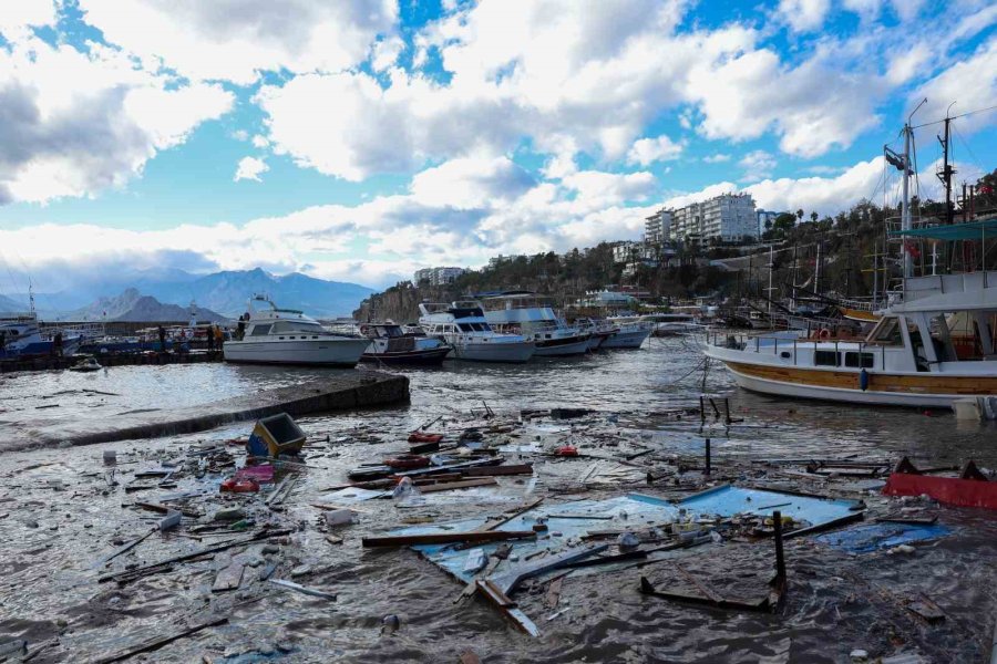 Turuncu Kod Uyarısının Sürdüğü Antalya’da Büyükşehir’den Vatandaşlara ‘dikkatli Olun’ Uyarısı