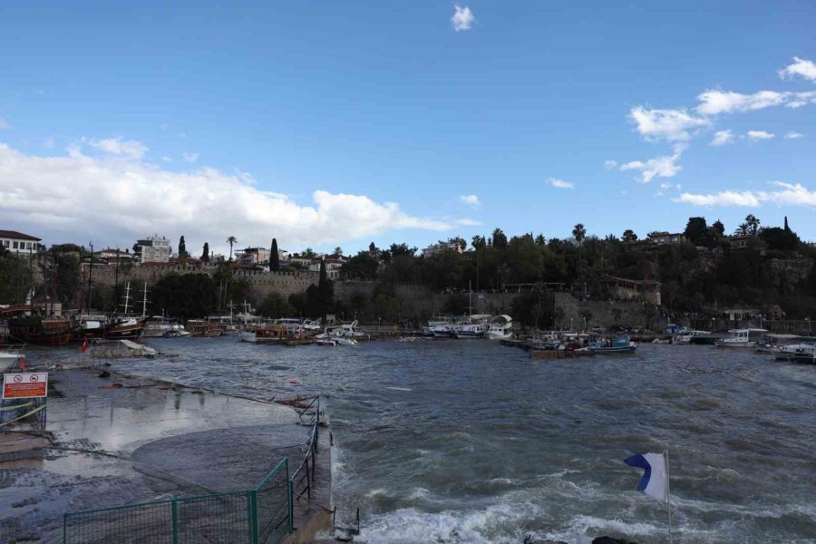 Turuncu Kod Uyarısının Sürdüğü Antalya’da Büyükşehir’den Vatandaşlara ‘dikkatli Olun’ Uyarısı