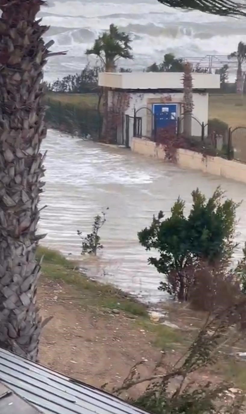 Antalya’da Şiddetli Yağmur Ve Fırtına Çilek Seralarına Zarar Verdi