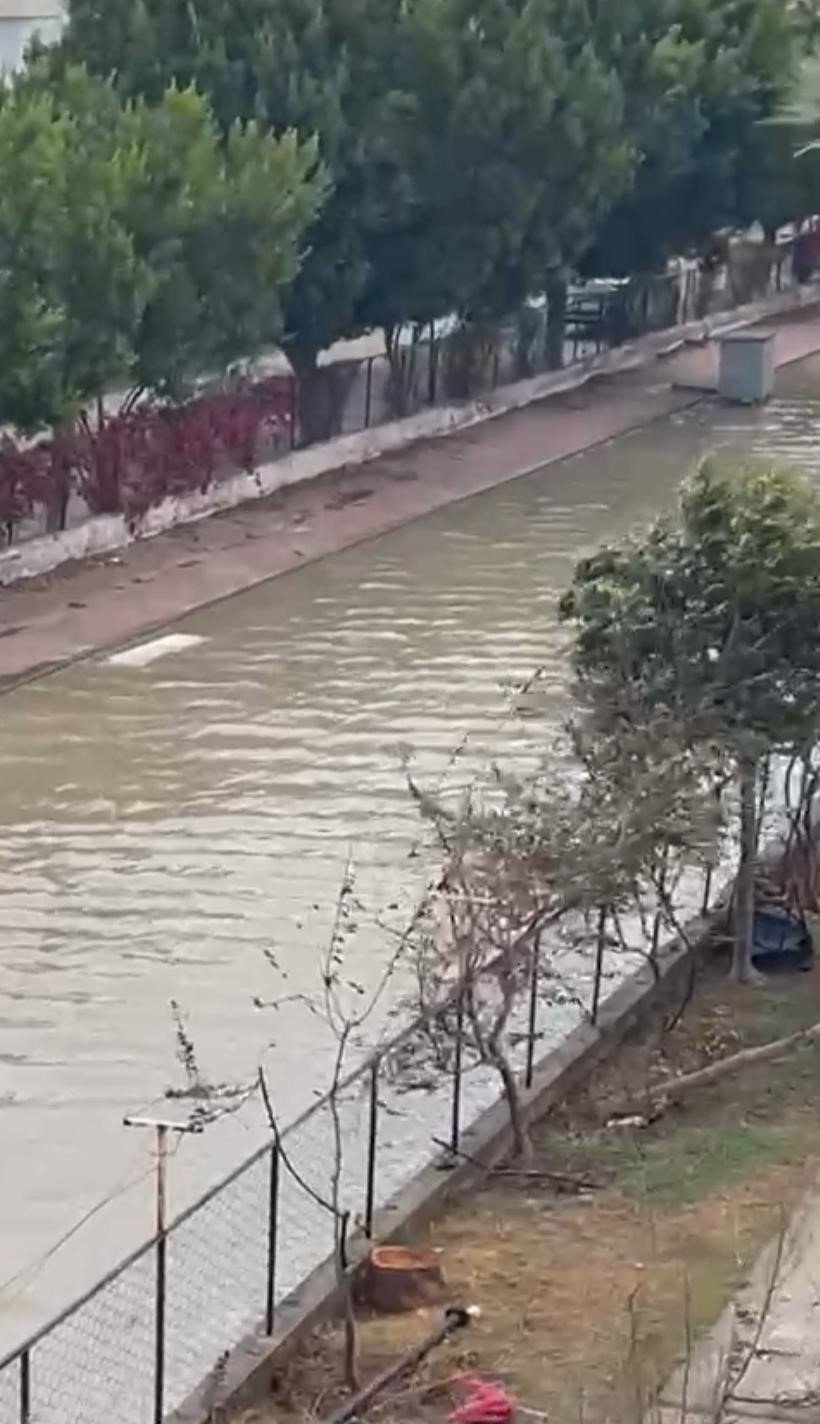 Antalya’da Şiddetli Yağmur Ve Fırtına Çilek Seralarına Zarar Verdi