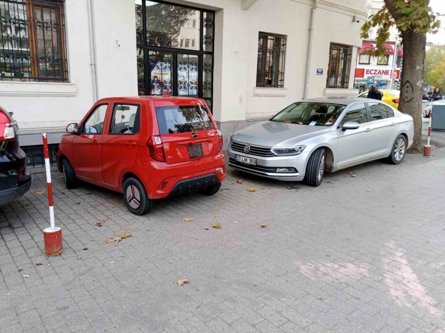 Duyarsız Sürücüler Boş Buldukları Her Alana Araç Park Etti