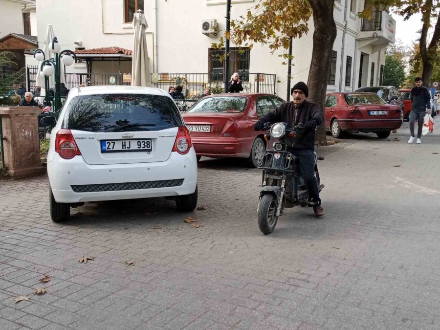 Duyarsız Sürücüler Boş Buldukları Her Alana Araç Park Etti