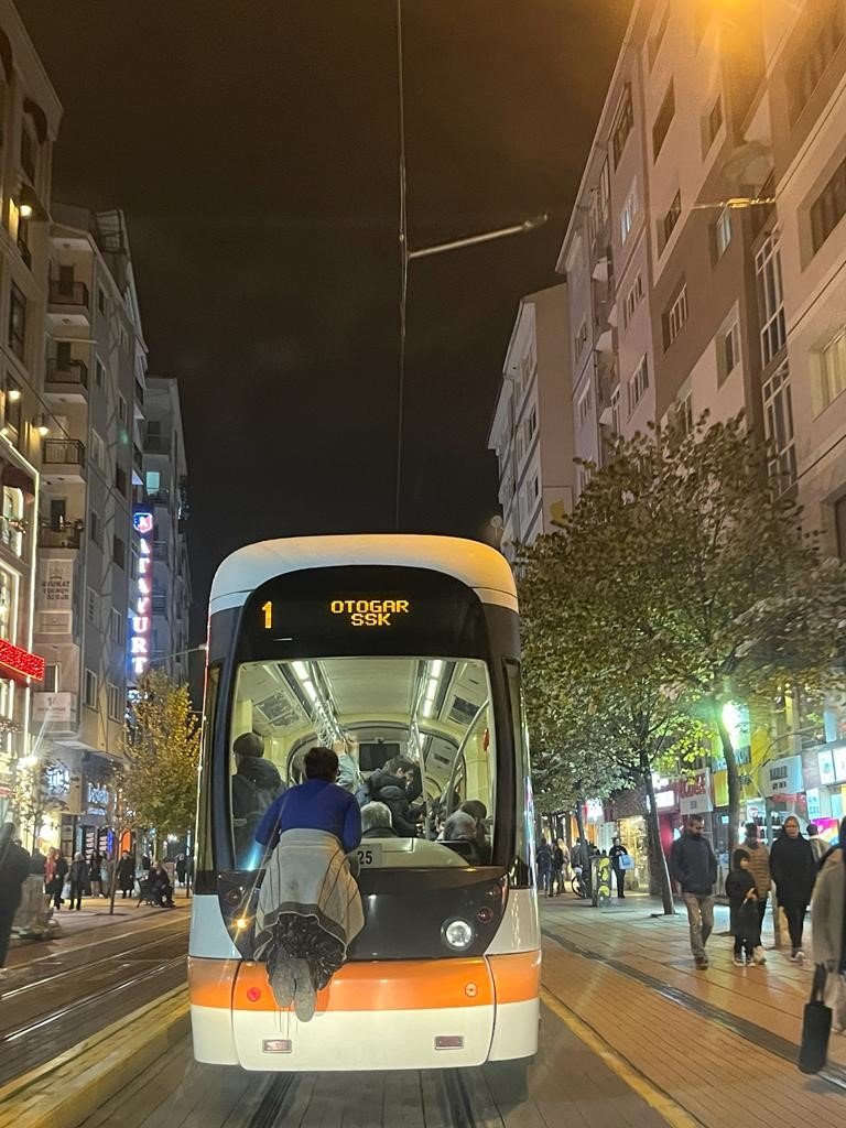 Tramvay Arkasında Tehlikeli Yolculuk