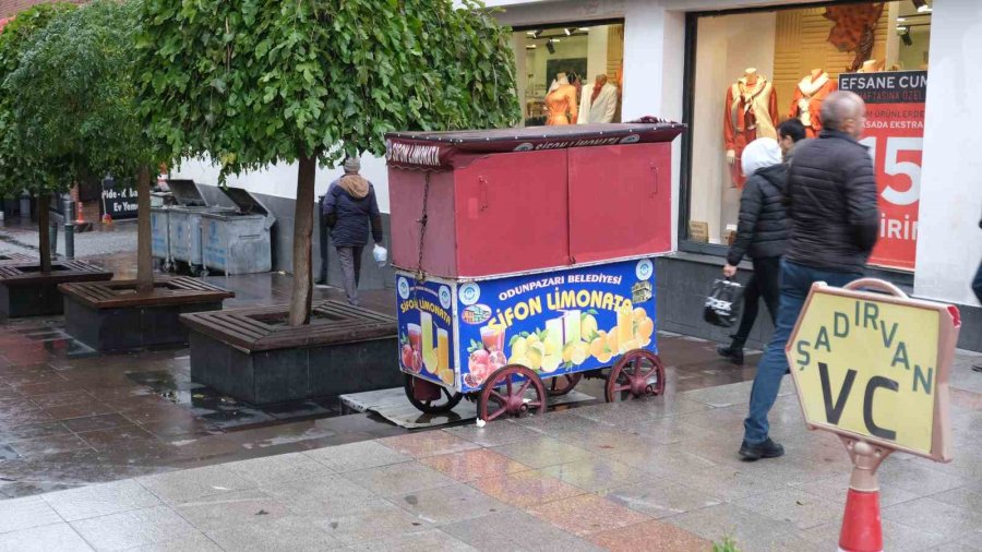 Hava Yağışlı Olunca Seyyar Esnaf Arabasını Açmadı