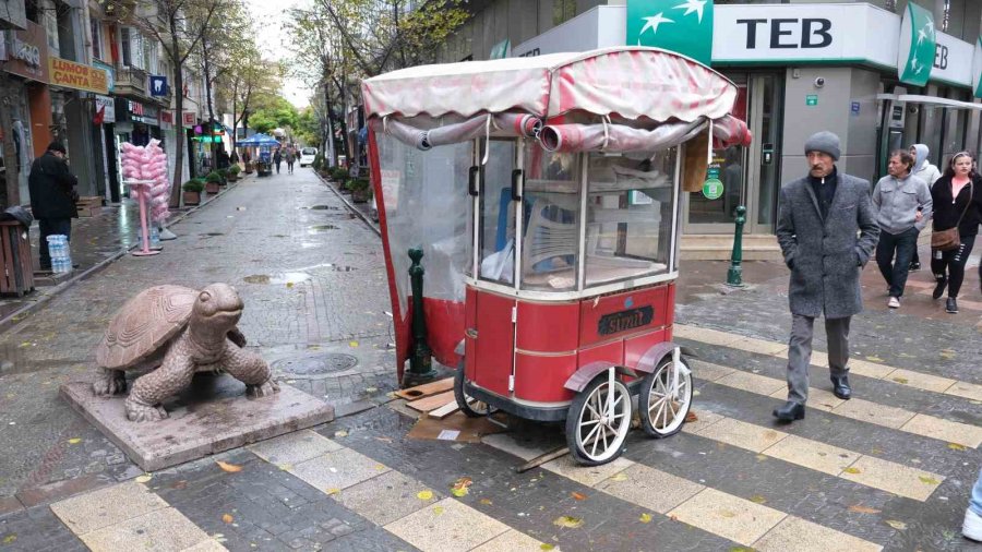 Hava Yağışlı Olunca Seyyar Esnaf Arabasını Açmadı